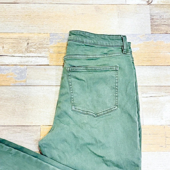 REITMANS High-Waisted Green Jeans (31P) – Petite Fit Denim * - Picture 8 of 10